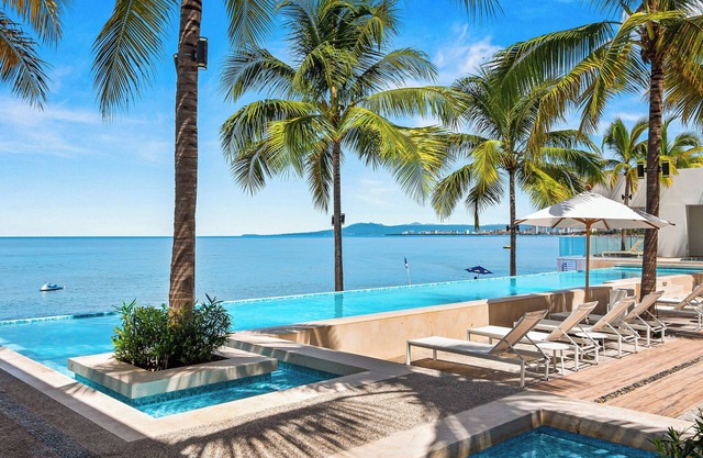 Gorgeous 1BR with Pools & Sea Views