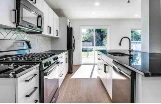 Gorgeous 2 BR Single Family 6 miles From Downtown