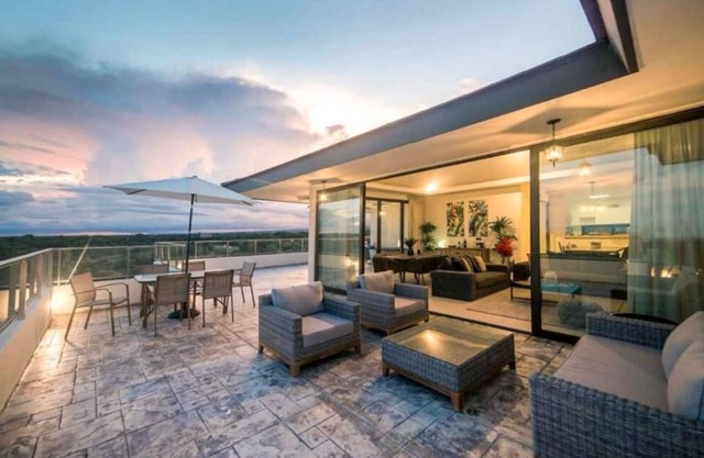 Gorgeous 3 Bedroom apartment with terrace/Waterpark/pools/beach