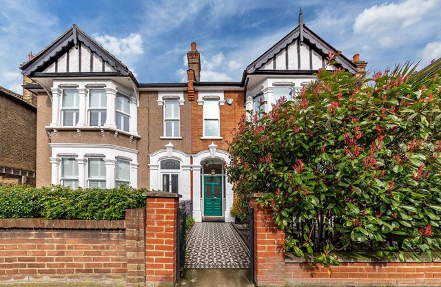 Gorgeous 4 bed/3 bath family home, green/quiet East London, 20 mins to downtown