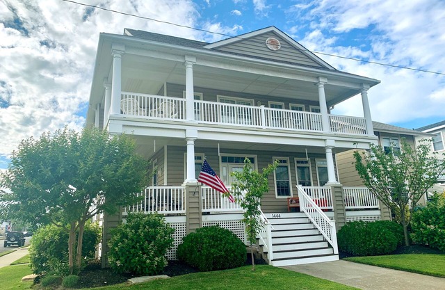 Gorgeous 5BR 3BA home, close to beach, town + playground; full linen service