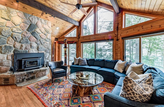 Gorgeous 6 bed 3 bath cottage on Lake Muskoka! West Exposure! Beach! Hot Tub!