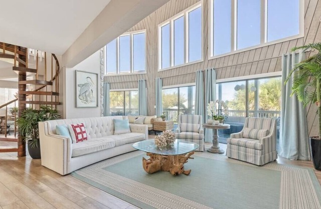 Gorgeous beach style home minutes from beach!