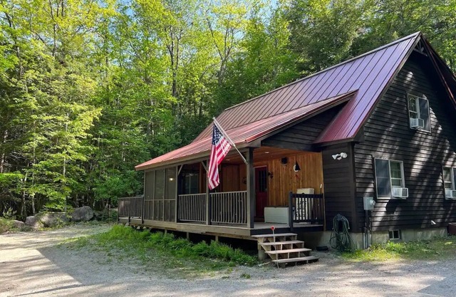 Gorgeous Bridgton Cabin Only Steps to Long Lake and Direct access to ITS89!