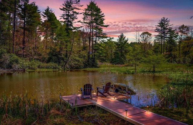 Gorgeous Cottage on Private Lake - Walk to Town