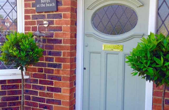 Gorgeous Designer Luxury Home, 2 Mins from Sea, Sleeps 6.