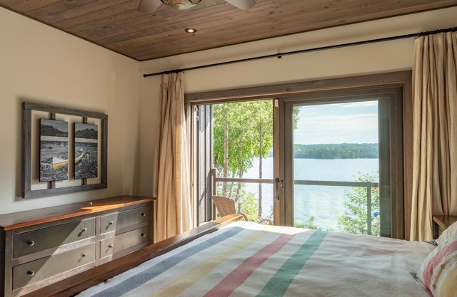Gorgeous Family Cottage on Lake of Bays! Muskoka Room! Waterslide! 5bed, 4bath