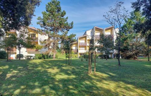 Gorgeous Apartment In Saint-Georges-De-Didon