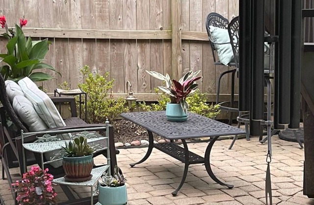 Gorgeous Garden Apartment in Hyde Park, halfway point from CVG and Kings Island