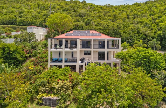 GORGEOUS! Hilltop Villa - Amazing Views from 2 spacious decks-centrally located!