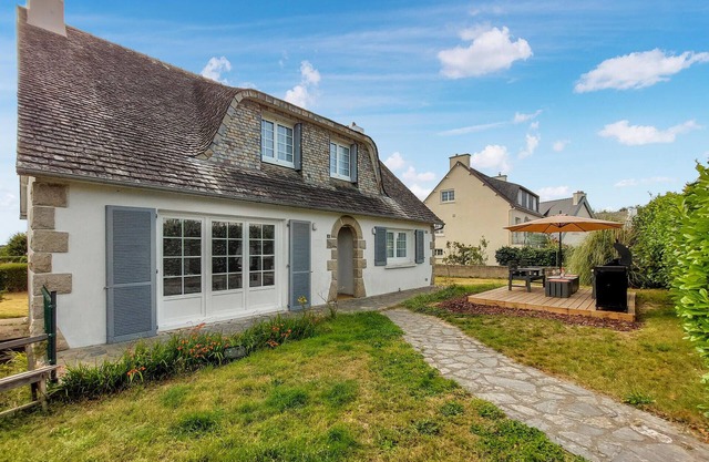 Gorgeous home in Morlaix with kitchen