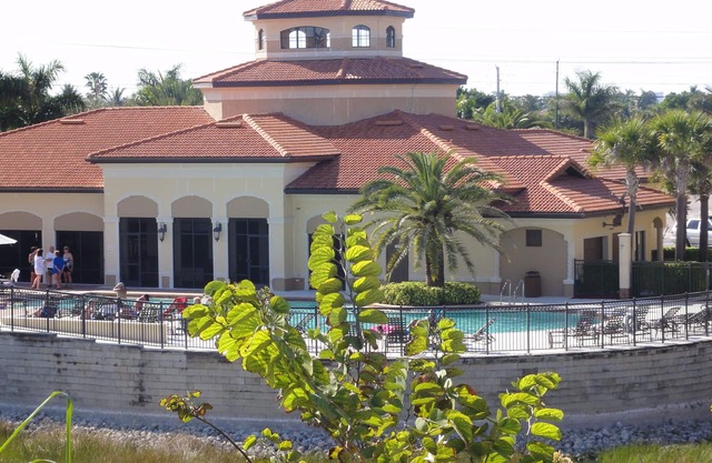Gorgeous Hotel Style 2/2 suite. Lake + pool view! Penthouse Corner. Naples FL.