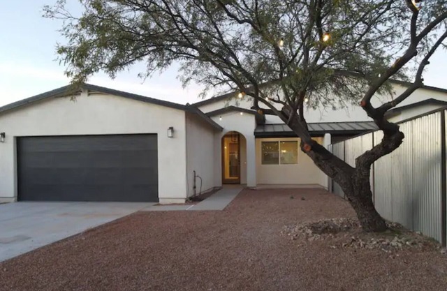 Gorgeous House, King Suite, Central Location.