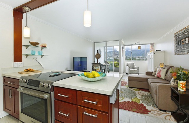 Gorgeous Ko'olau Mountain and Golf Course Views! FREE Wi-Fi and Parking!