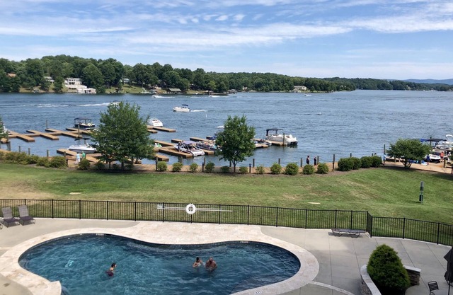 Gorgeous lake front condo w/large balcony & views!