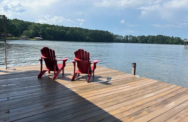 Gorgeous Lakefront House with Natural Sandy Beach - 6 Bedroom 3 Bath