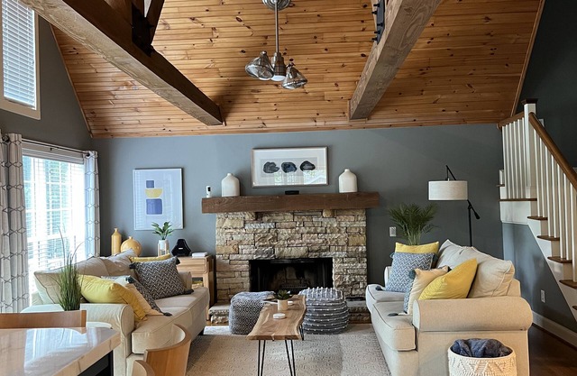 Gorgeous lakefront 4 br/3.5 ba home with firepit,boat&jetski dock sleeps 12