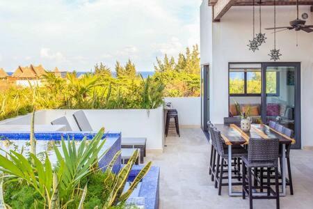 Gorgeous Private Pool with Terrace Steps to Beach and 5th Ave!