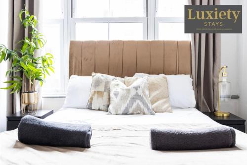 Gorgeous & Stylish 3BR Home HIGH STREET LOCATION by Luxiety Stays Serviced Accommodation