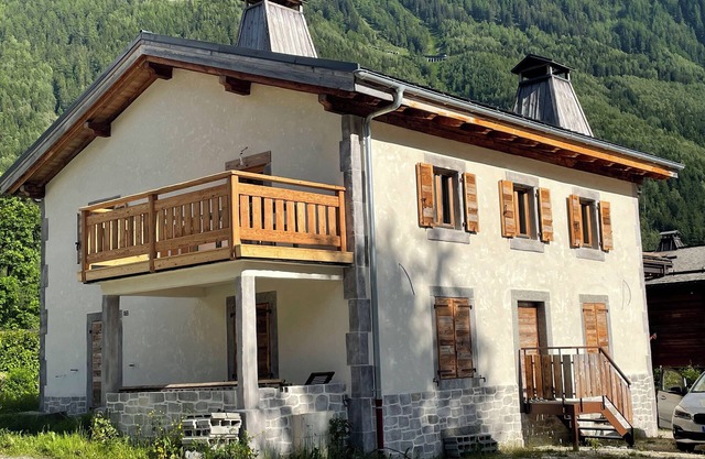 Grand Appartement Entièrement Rénové, au 1er Étage D'un Chalet Individuel