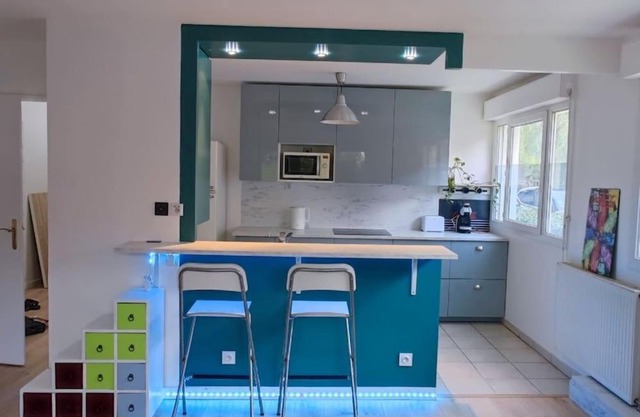 Grand appartement en face du RER A, Parking, Paris 20 mn, Disneyland 40 mn