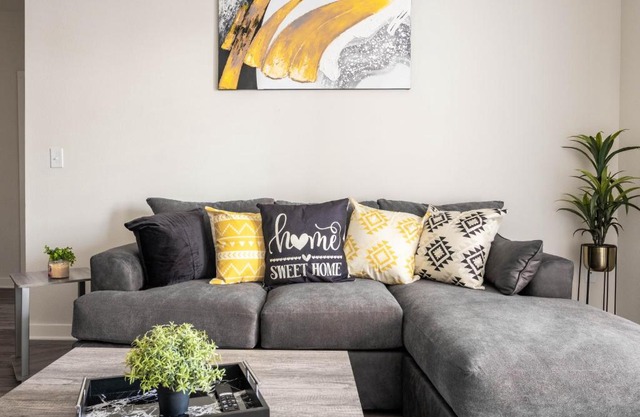 GRAND LUX 2BD/2BA QUEEN STE by TOWN CENTER & BEACH