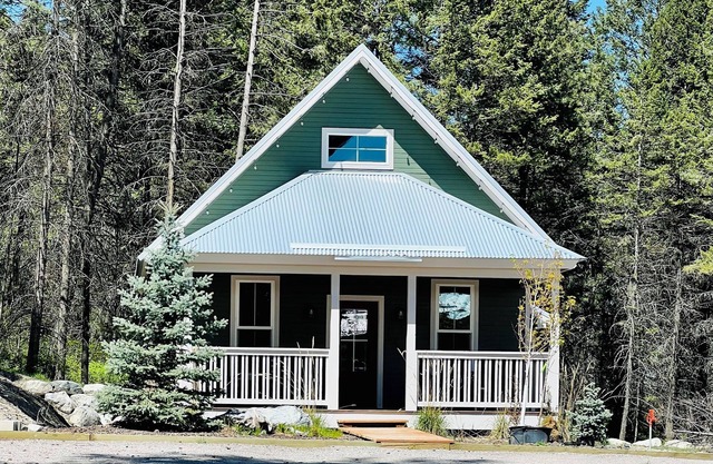 Grand Opening Pricing! Cozy 2 Bedroom Cabin with views of Flathead Lake