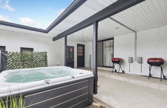 Grand Reunion House 1/Hot Tub/Pet Friendly/Duplex