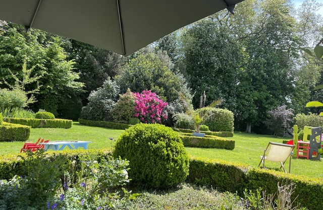 Grande Dépendance Avec son Jardin au Sein du Parc Boisé dun Château 10/12 Pers