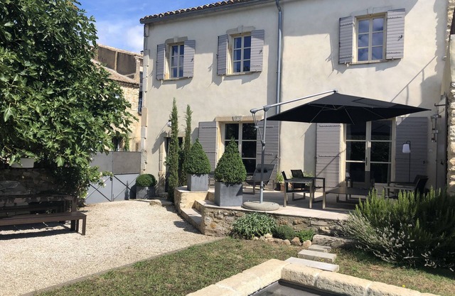 Grande Maison de Village Associant Caractère et Design Près D'uzès