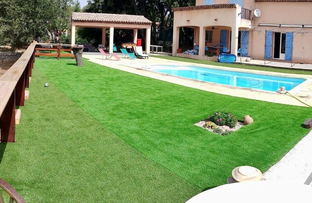 Grande villa avec piscine sous les chênes