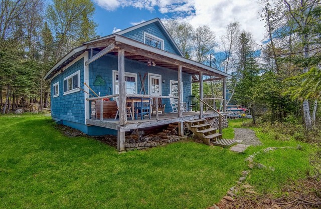 🐾Gray Wulff - This rustic dog friendly camp sits on the shore of Quimby Pond