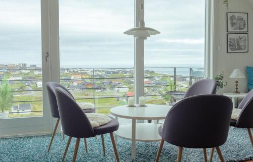 Great 3 BR Loft Apt/Views/Free Parking