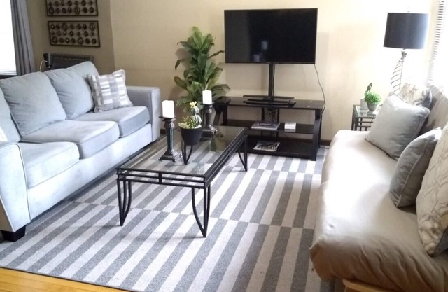 Great apartment minutes from downtown, lake, Marquette U., UW-Milwaukee & MSOE.