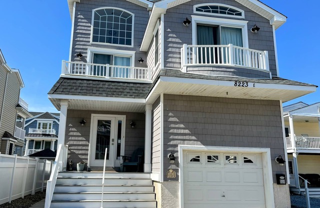GREAT BAY VIEWS! Conveniently located in walking distance to the beach, coffee shops, ice cream, restaurants, and yacht club.