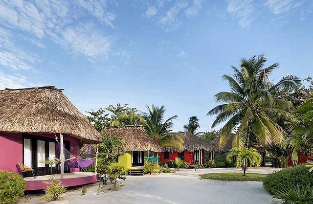Great for Couples Getaway in Secluded Beach Resort. Near Boca Del Rio Park!