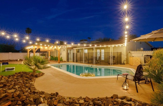 Great for Families- Near Old Town, Private Heated Pool, Spa, Pool Table, BBQ grill, WIFI, FREE GOLF!