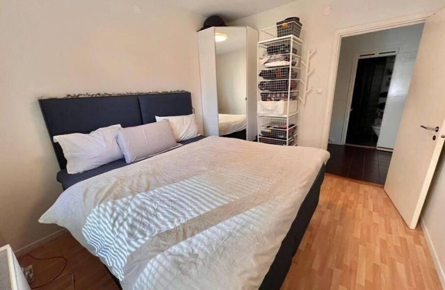 Great one-bedroom flat close to the city.