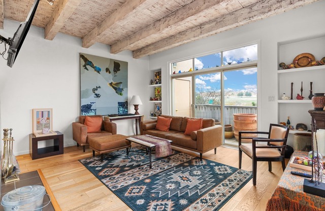 Great Rates | Artistic Condo Near Plaza | Views | Extended Stays