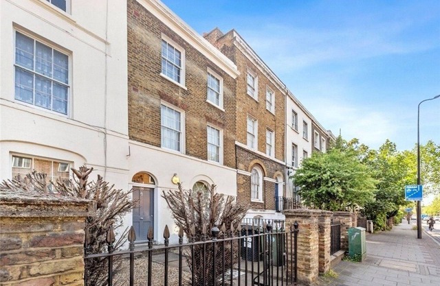 Great, spacious, 2 bed near Oval