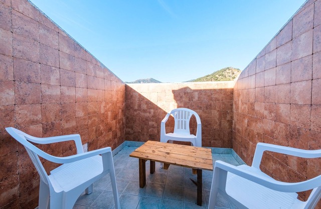'Green' Room with Mountain View, Shared Pool and Terrace