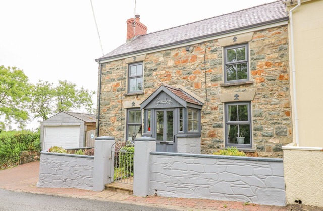 GREENBANKS, family friendly, country holiday cottage in Dinas Cross