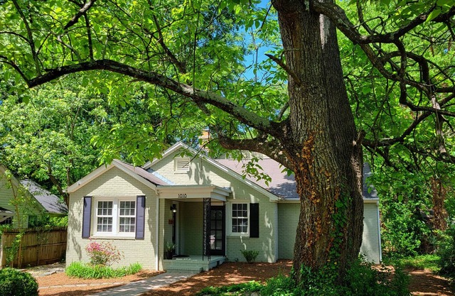 Greensboro's Gem! Group Friendly, Central Location