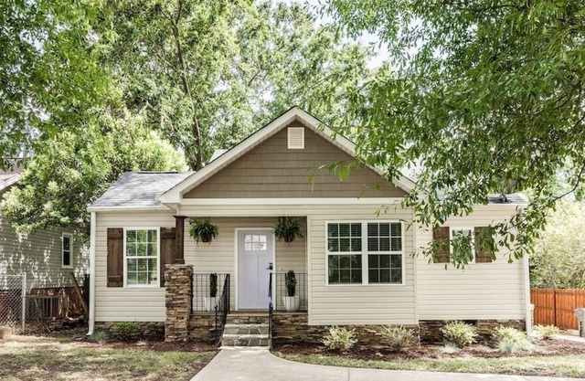 Greenville's Favorite Bungalow | Business or Personal Travel | Firepit