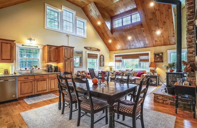 Grey Goose Farm: 5 br, wood fireplace, a/c & private pond!