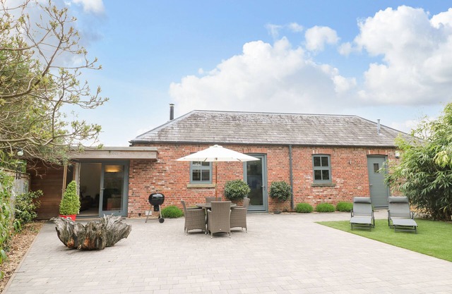 GREY ROOFS, pet friendly, luxury holiday cottage in Ashbourne