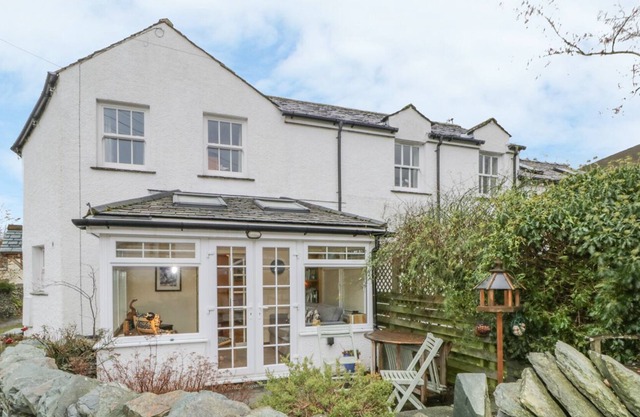 GROOM COTTAGE, pet friendly, luxury holiday cottage in Lorton