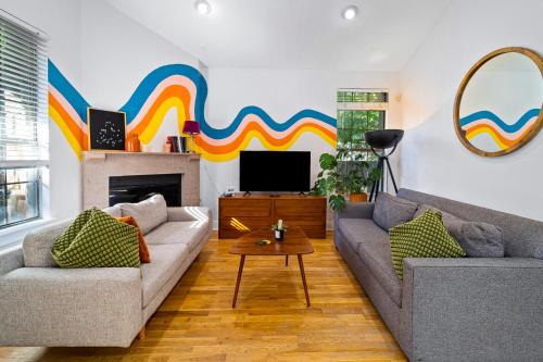 Groovy SoCo Stay, Walk to Shops, Eats & Bars
