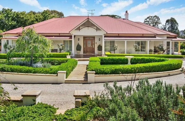 "Grose River Oasis" - style Living with a VIEW !