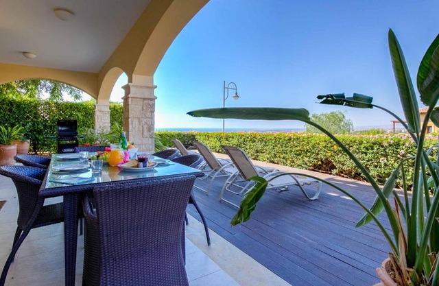 Ground floor Apartment Anthos with Beautiful Sea Views on Aphrodite Hills Resort